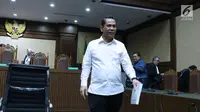 Bupati Hulu Sungai Tengah (HST) nonaktif, Abdul Latifusai menjalani sidang tuntutan di Pengadilan Tipikor, Jakarta, Senin (6/8). JPU KPK menyakini, Abdul Latif menerima suap Rp 3,6 miliar dan menuntut hukuman 8 tahun. (Liputan6.com/Helmi Fithriansyah)