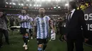 Kapten Timnas Argentina Lionel Messi (tengah) diikuti oleh rekan satu tim berjalan kembali menuju ruang ganti pemain setelah terjadi bentrokan antara kepolisian Brasil dan suporter Argentina saat pertandingan Kualifikasi Piala Dunia 2026 Zona CONMEBOL yang berlangsung di Maracana Stadium, Rio de Janeiro, Rabu (22/11/2023) pagi WIB. (AFP/Carl De Souza)