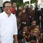 Mantan aktivis Fadjroel Rahman meninggalkan Kompleks Istana Kepresidenan di Jakarta, Senin (21/10/2019). Sebelumnya, Presiden Joko Widodo (Jokowi) telah menjanjikan bakal mengenalkan para calon menterinya hari ini atau sehari setelah pelantikan. (Liputan6.com/Angga Yuniar)