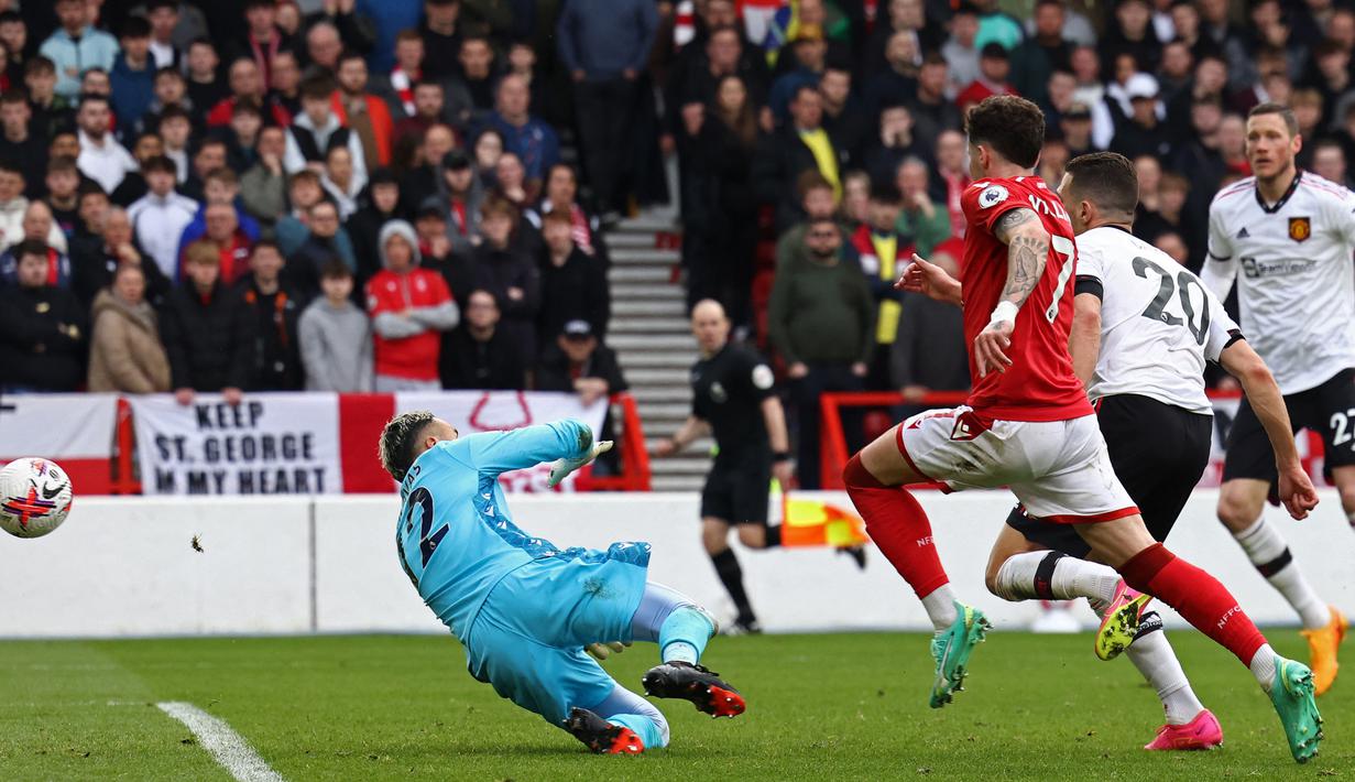 Pemain Manchester United, Diogo Dalot mencetak gol kedua timnya saat laga lanjutan Liga Inggris 2022/2023 melawan Nottingham Forest di City Ground, Nottingham, Senin (17/04/2023) WIB. Ini merupakan gol perdana Dalot di Liga Inggris. (AFP/Darren Stapels)