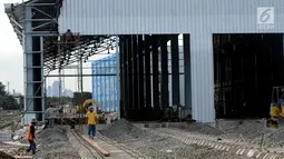 Pekerja menyelesaikan proyek pembangunan depo lokomotif di Cipinang, Jakarta, Jumat (29/12). Depo lokomotif tersebut merupakan bagian dari proyek pembangunan jalur rel dwiganda atau double-double track Manggarai-Cikarang. (Liputan6.com/JohanTallo)