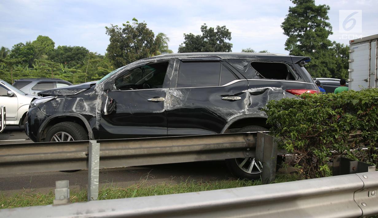 Kondisi mobil Toyota Fortuner hitam yang rusak akibat kecelakaan dengan truk boks Colt Diesel di tol Jagorawi, Kamis (28/12). Mobil juga melintang di lajur paling kanan dan membuat arus lalulintas tersendat. (Liputan6.com/Angga Yuniar)