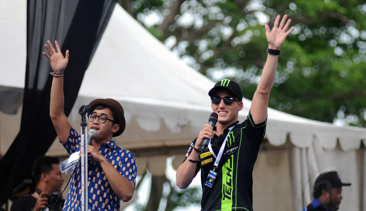 Pembalap tim Monster Yamaha Tech 3 MotoGP. Pol Esperago (kanan) menyapa penggemarnya di di Sirkuit Sentul, Bogor (7/12/2014). (Liputan6.com/Helmi Fithriansyah)