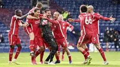 Para pemain Liverpool merayakan gol yang dicetak oleh Alisson Becker ke gawang West Bromwich Albion pada laga Liga Inggris di Stadion the Hawthorns, Minggu (16/5/2021). Liverpool menang dengan skor 2-1. (Laurence Griffiths/Pool via AP)