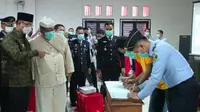 Napi dan petugas lapas di Kanwil Kemenkumham Banten menandatangani kesediaan menjadi relawan uji klinis vaksin Covid-19. (Istimewa)