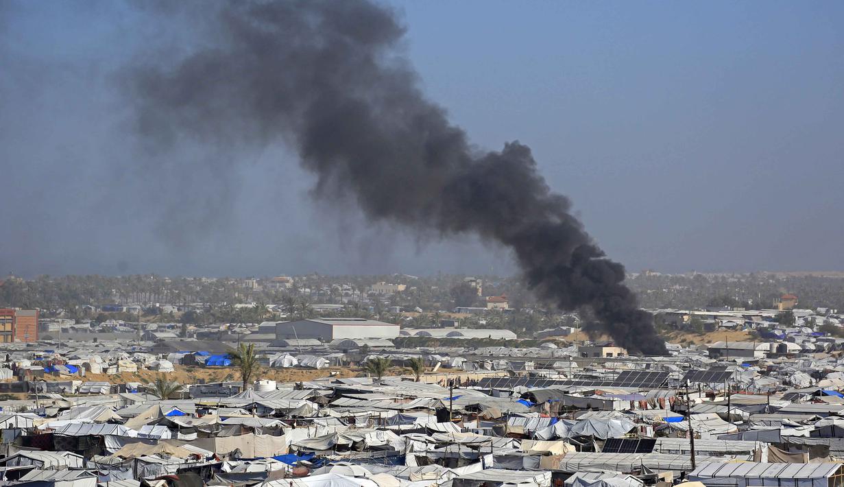 Warga Palestina menggambarkan rangkaian serangan ini sebagai yang paling intens sejak fase kedua gencatan senjata mulai berlaku awal bulan ini. Tampak dalam foto, asap mengepul dari tempat penampungan Gath, yang menampung pengungsi Palestina, setelah serangan udara Israel di sebelah barat Khan Yunis, Jalur Gaza selatan pada 31 Januari 2026. (Bashar Taleb/AFP)