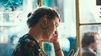 Mendengarkan lagu saat bad mood. (Foto: unsplash.com)