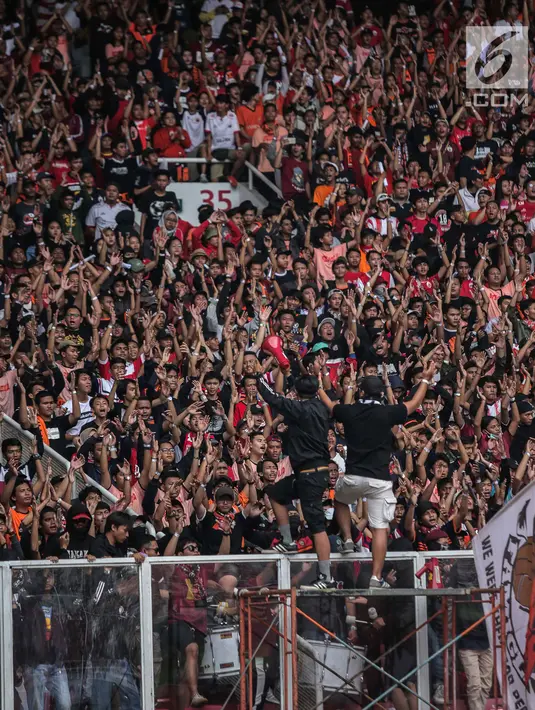 Aksi suporter Persija, The Jakmania saat memberi dukungan kepada tim kesayangan mereka menghadapi Persib dalam laga pekan kedelapan Shopee Liga 1 2019 di SUGBK, Jakarta, Rabu (10/7/2019). Pendukung Persib, Bobotoh, dilarang datang ke SUGBK. (Liputan6.com/Faizal Fanani)
