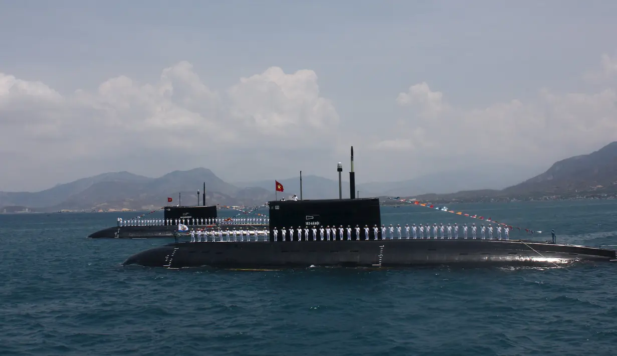 Pasukan militer Vietnam berdiri di atas kapal selam buatan Rusia selama perayaan Angkatan Laut Vietnam di pelabuhan militer Cam Ranh, Vietnam, (2/5). Penambahan kekuatan militer ini merupakan yang terbesar sejak Perang Vietnam pada 1960-an. (REUTERS)