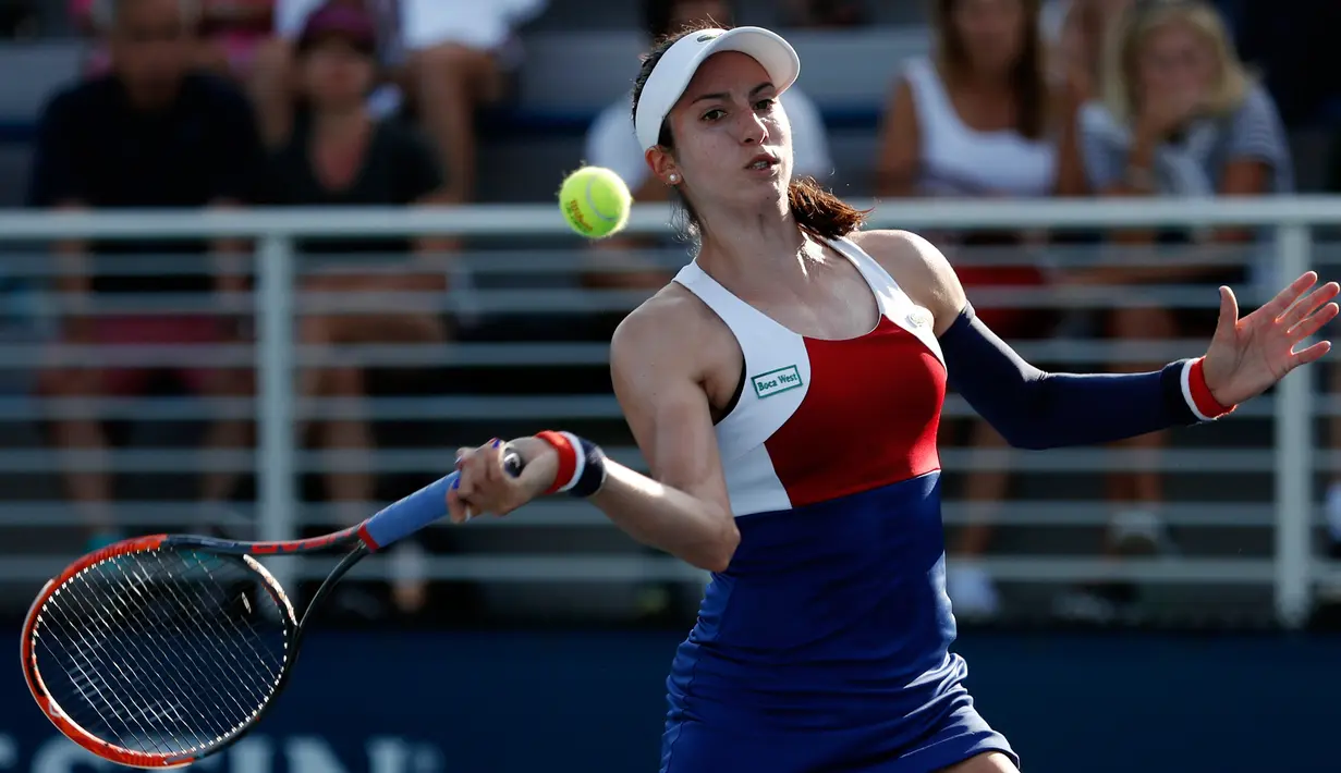 Petenis AS, Christina McHale melakukan servis saat bertanding melawan petenis Rusia Anastasia Pavlyuchenkova pada turnamen tenis AS Terbuka di New York, (30/8). (AP Photo / Michael Noble)