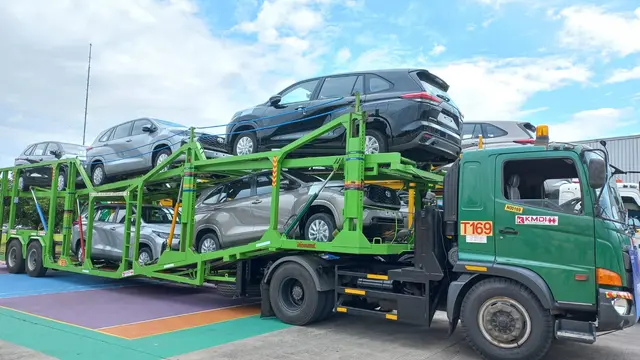 Toyota Indonesia melakukan ekspor perdana kendaraan elektrifikasi Toyota Kijang Innova Zenix Hybrid.