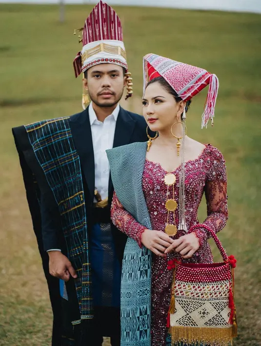 Jessica tampak begitu menawan dibalut kebaya merah dari Vera Anggraini, serta dilengkapi dengan bulang. [Cr: @terralogical].
