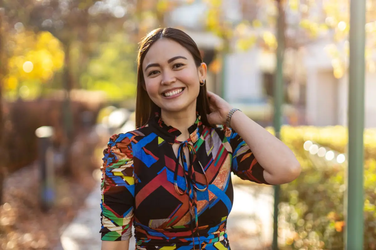 bahagia tersenyum dewasa single mandiri