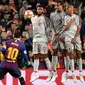 Eksekusi tendangan bebas Lionel Messi pada leg 1, babak semifinal Liga Champions yang berlangsung di Stadion Camp Nou, Barcelona, Kamis (2/5). Barcelona menang 3-0 atas Liverpool. (AFP/Jose Jordan)