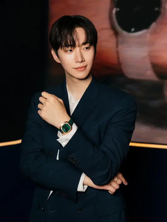 Bahkan dengan penampilan kemeja putih yang ditumpuk mengenakan jas biru navy ini, Lee Jun Ho terlihat sangat tampan. Ia menambahkan cincin dan jam tangan mewah bernuansa senada. [Foto: Instagram/le2jh]