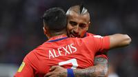 Striker Chile yang membela Arsenal, Alexis Sanchez, merayakan gol bersama Arturo Vidal pada duel Piala Konfederasi 2017, Kamis (22/6/2017). Vidal menyambut baik kedatangan Sanchez ke Bayern Munchen. (AFP/Franck Fife)