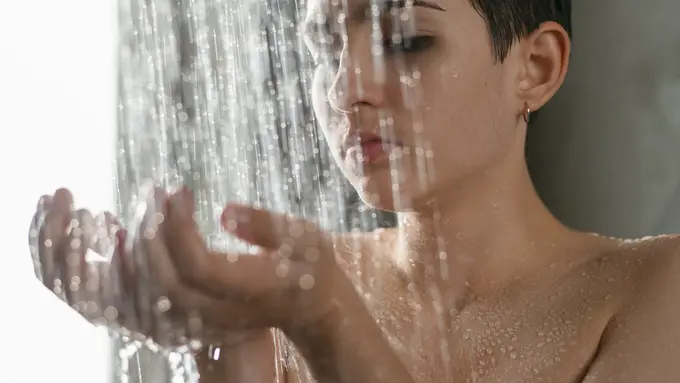 Ilustrasi Perempuan Mandi