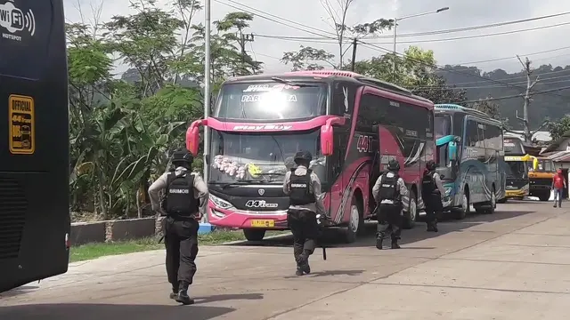 Bus yang mengangkut para napi yang dipindah dari Pekalongan ke Nusakambangan. (Foto: Liputan6.com/Harsono/Muhamad Ridlo)