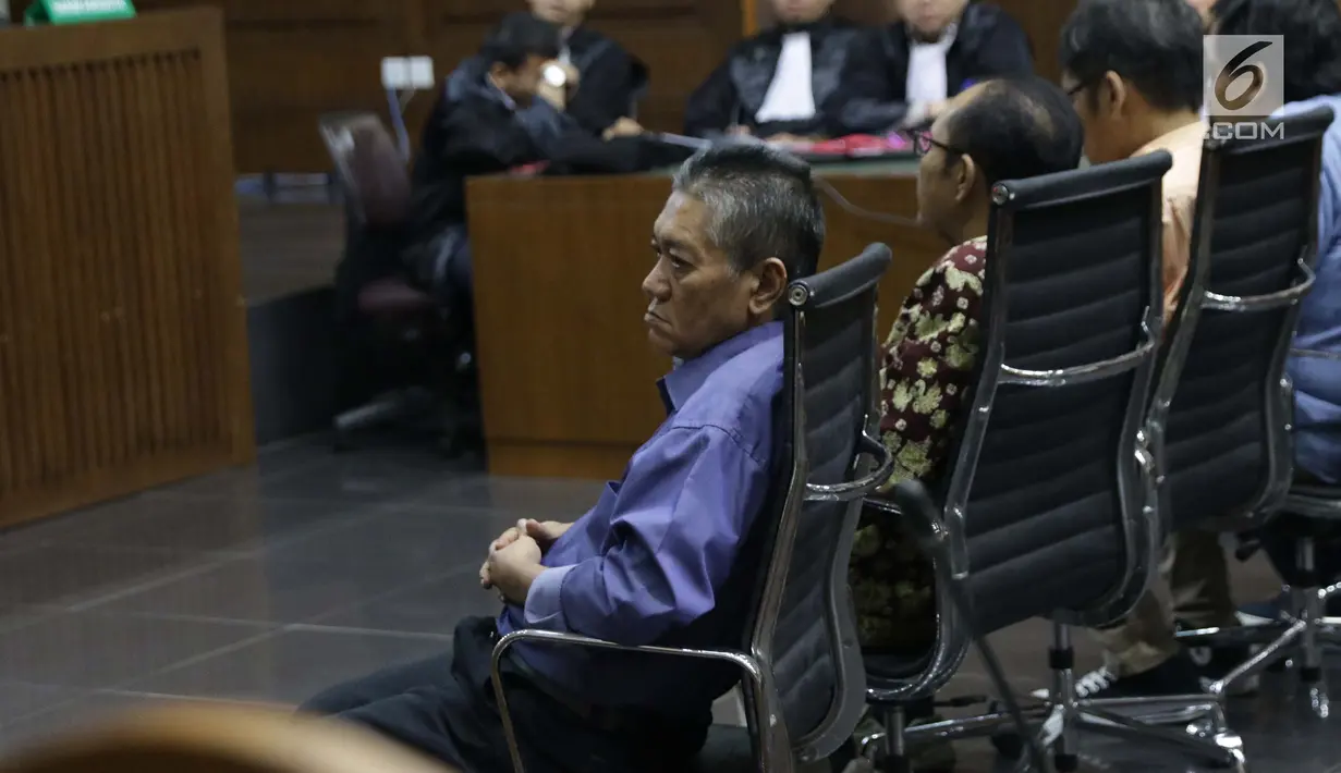 Terdakwa suap putusan perkara perdata yang juga Hakim PN Jakarta Selatan, Irwan (kiri) dan saat sidang pembacaan tuntutan di Pengadilan Tipikor, Jakarta, Kamis (13/4/2019). Irwan dan Iswahyu Widodo diyakini bersalah menerima uang Rp 150 juta dan SGD 47 ribu. (Liputan6.com/Helmi Fithriansyah)