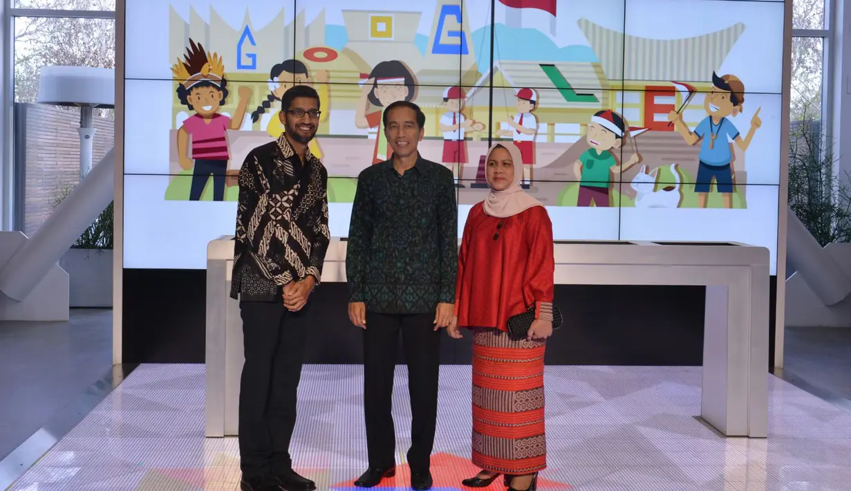 Presiden Jokowi dan Ibu Negara, Iriana Widodo berfoto bersama CEO Google, Sundar Pichai saat berkunjung ke kantor Google di Silicon Valley, San Fransisco, Rabu (17/2). Kedatangan Jokowi disambut CEO Google itu dengan mengenakan batik. (Setpres/Biro Pers)