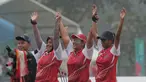 Pepanah Compound Putri Indonesia rayakan keberhasilan meraih emas usai menang atas China Taipei pada Test Event Asian Games 2018 di Lapangan Panahan, Jakarta (15/2/2018). Indonesia menang 220-211. (Bola.com/Nick Hanoatubun)