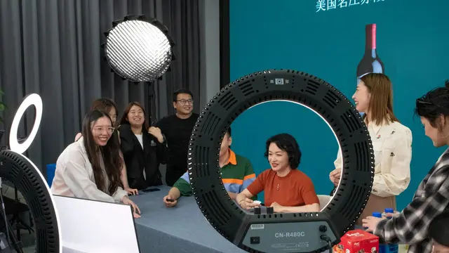 Sosok Transgender Jin Xing yang Dijuluki Oprah Winfrey dari China Lantaran Dianggap Berani, Berwawasan, dan Lugas Apalagi Profesinya Sebagai Pembawa Berita Televisi (News Anchor) (Sumber: New York Times)