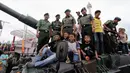 Wakil KSAD Letjen TNI M Munir (tengah) saat berfoto bersama di atas sebuah tank usai membuka pameran alutsista, Jakarta, Jumat (12/12/2014). (Liputan6.com/Faizal Fanani) 