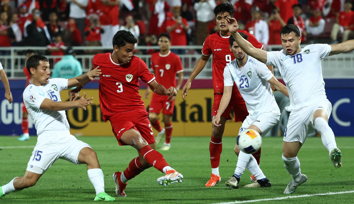 Gol Muhammad Ferrari dianulir VAR. Momen itu terjadi saat Bek Timnas Indonesia U-23 tersebut berhasil menggetarkan jala Uzbekistan pada menit ke-61 setelah memanfaatkan kemelut di dalam kotak penalti. Sayangnya, gol itu dibatalkan melalui keputusan wasit Shen Yinhao setelah meninjau VAR. Bagian kaki Ramadhan Sananta terlihat terperangkap offside sebelum Ferrari mencetak gol. (AFP/Karim Jafaar)