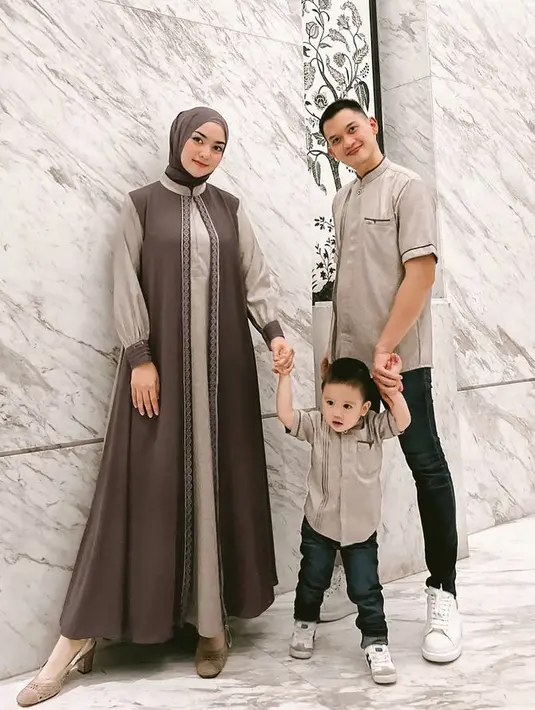 <p>Dress dengan detail menyerupai outer juga bisa membuatmu tampil berbeda saat Lebaran seperti Citra ini. @citraciki</p>