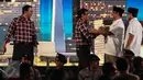 Paslon nomor urut 2 bersalaman dengan Paslon nomor urut 3 usai Debat Pilgub DKI 2017 putaran kedua, Jakarta, Jumat (27/1). (Liputan6.com/Faizal Fanani)