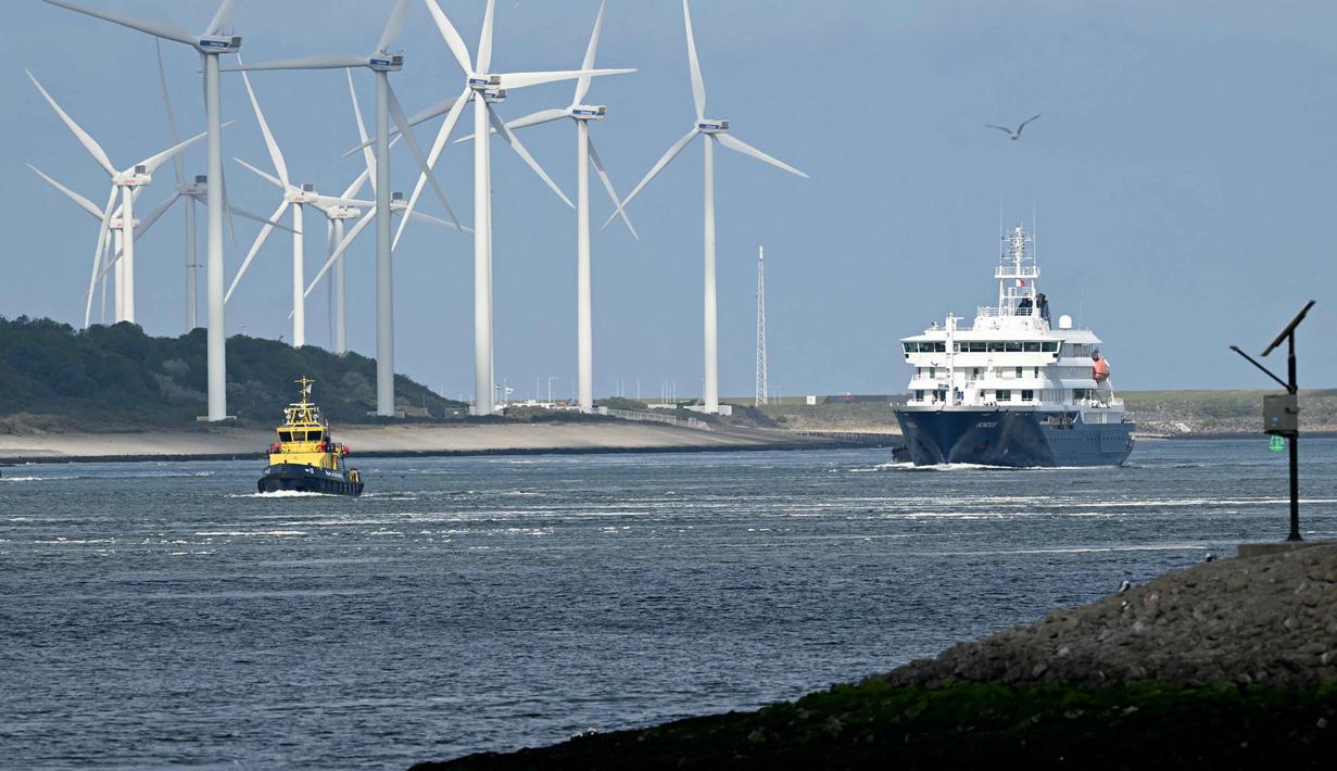 Kapal pesiar MV Hondius yang terdampak Hantavirus berlayar di lepas pantai Belanda saat mendekati pelabuhan Rotterdam pada Senin 18 Mei 2026. (NICOLAS TUCAT/AFP)