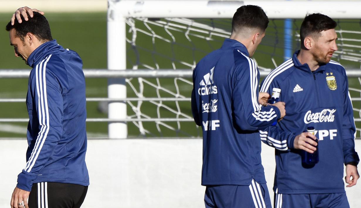 Gelandang Argentina, Lionel Messi, melepas dahaga saat latihan di Valdebebas, Madrid, Senin (18/3). Latihan ini merupakan persiapan jelang laga persahabatan melawan Venezuela. (AFP/Gabriel Bouys)