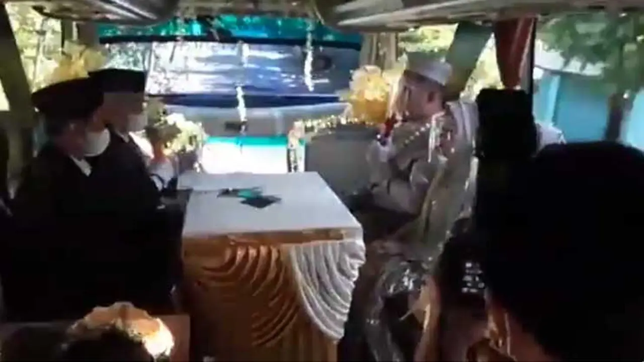 Viral! Pernikahan ini dilangsungkan di atas bus