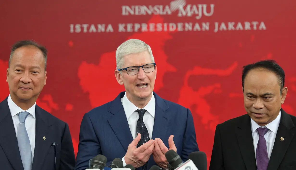 CEO Apple, Tim Cook mempertimbangkan peluang kemungkinan untuk pembangunan pabrik Apple di Indonesia. (BAY ISMOYO/AFP)