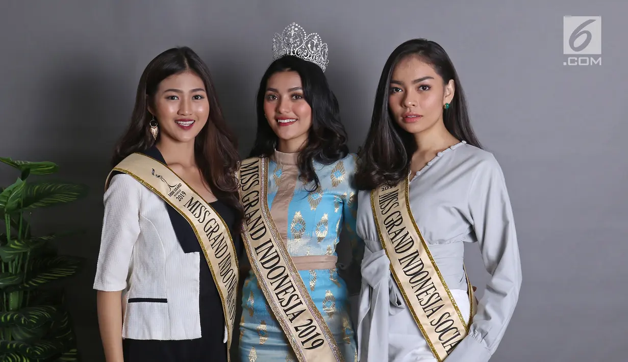 Miss Grand Indonesia 2019 Sarlin Jones (tengah) bersama runner up 1 Cindy Yuliani (kiri) dan runner up 2 Gabriella Hutahaean (kanan) berpose di Kantor KLY, Jakarta, Selasa (3/9/2019). Pemenang kontes ini akan melanjutkan langkah di Miss Grand Internasional 2019. (Liputan6.com/Herman Zakharia)