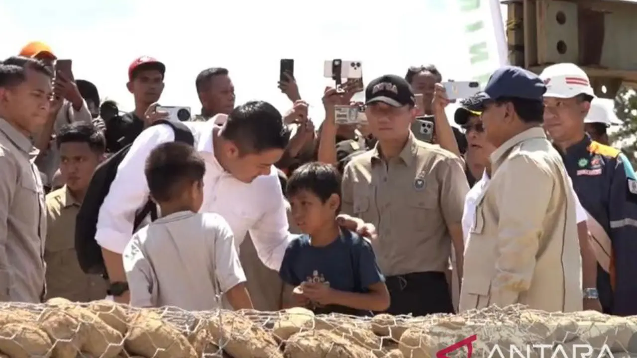Seskab Teddy bagi permen anak korban bencana
