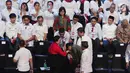 Ketua Umum PDI-P, Megawati Soekarnoputri (tengah) saat tiba di panggung kehormatan untuk menyaksikan pidato Visi Indonesia yang akan disampaikan Presiden/Wakil Presiden terpilih 2019-2024, Joko Widodo dan KH Ma’ruf Amin di SICC, Kab Bogor, Minggu (14/7/2019). (Liputan6.com/Helmi Fithriansyah)