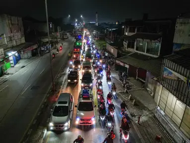 Pengendara kendaraan bermotor melintas di Jalan Raya Cikarang, Bekasi, Jawa Barat, Rabu (18/3/2026). Peningkatan arus kendaraan mulai terlihat di jalur arteri wilayah Kabupaten Bekasi pada mudik Idul Fitri 2026.