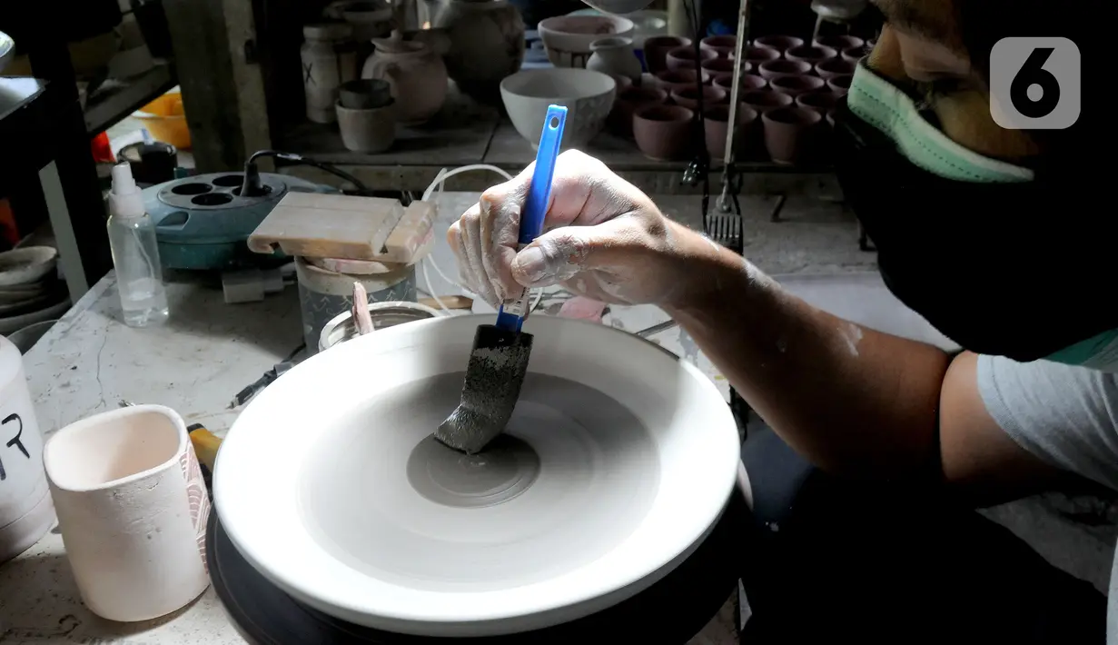 Perajin menyelesaikan pembuatan keramik secara handmade di Pekunden Pottery, Bojongsari, Depok, Jawa Barat, Rabu  (22/9/2021). Keramik berbahan tanah liat tersebut dijual dengan harga Rp 50 ribu hingga Rp 4 juta per buah, tergantung ukuran dan tingkat kesulitan. (merdeka.com/Arie Basuki)
