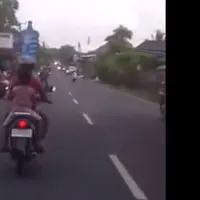 Greget abis! Bawa air galon di kepala, ibu asal Bali ini bikin netizen sedunia nganga! Ibunya siapa sih ini?