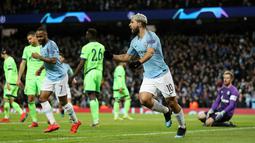 Selebrasi striker Manchester City Sergio Aguero usai usai mencetak gol ke gawang Schalke dalam leg kedua babak 16 besar Liga Champions di Etihad Stadium, Manchester, Selasa (12/3). City membantai Schalke 7-0. (Martin Rickett/PA via AP)