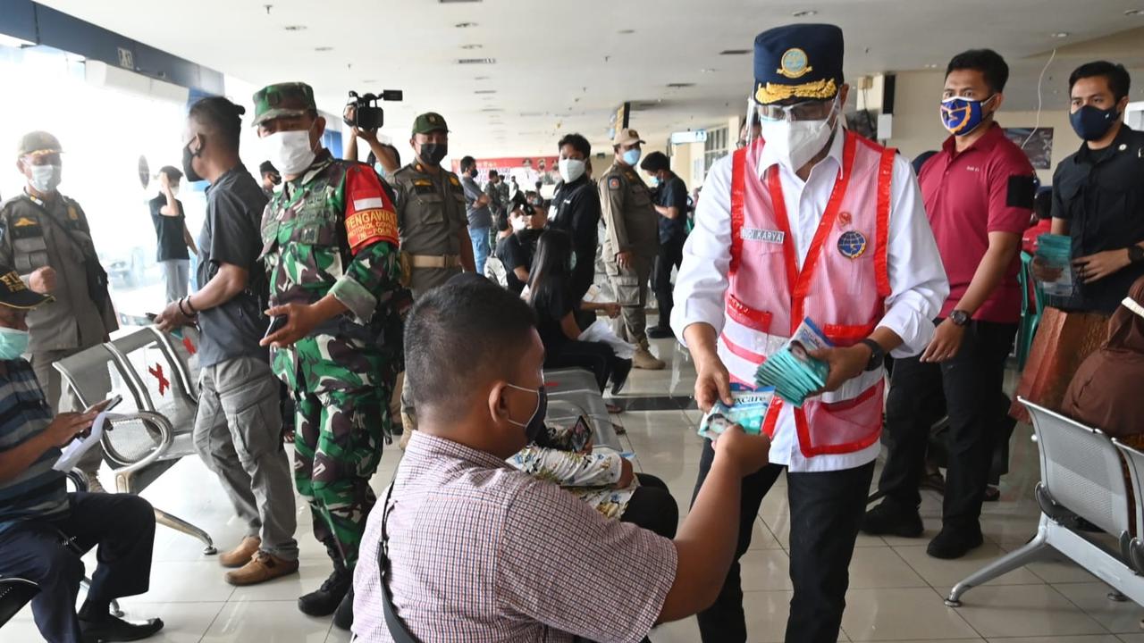 Menteri Perhubungan (Menhub) Budi Karya Sumadi meninjau pos penyekatan jalan yang berada di KM 31 Cikarang Barat ruas tol Jakarta – Cikampek, Minggu (18/7/2021). Dok Kemenhub