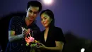 Pasangan bersiap menghayutkan 'krathong' untuk merayakan festival Loy Krathong di sebuah danau di Bangkok, Kamis (22/11). Loy Krathong adalah ritual melarung wadah berbentuk lotus yang didalamnya diberi sesajen, lilin dan dupa. (Jewel SAMAD/AFP)