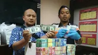 Tumpukan uang mainan yang dibawa ke Polres Tulungagung sebagai barang bukti (Liputan6.com/Zainul Arifin)