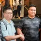 Pengemudi Pajero Wiliam Yani (kedua dari kanan) bersalaman dengan sopir Yaris, Yohanes Aditya Susanto. Keduanya sempat cekcok dan videonya viral. (Liputan6.com/Ady Anugrahadi)