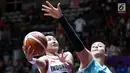 Pebasket putri Indonesia, Nathasa Debby Christaline (kiri) mencoba melempar bola ke jaring Kazakhstan pada babak penyisihan Grup X Basket Putri Asian Games 2018 di Jakarta, Minggu (19/8). Indonesia kalah 73-85. (Liputan6.com/Helmi Fithriansyah)