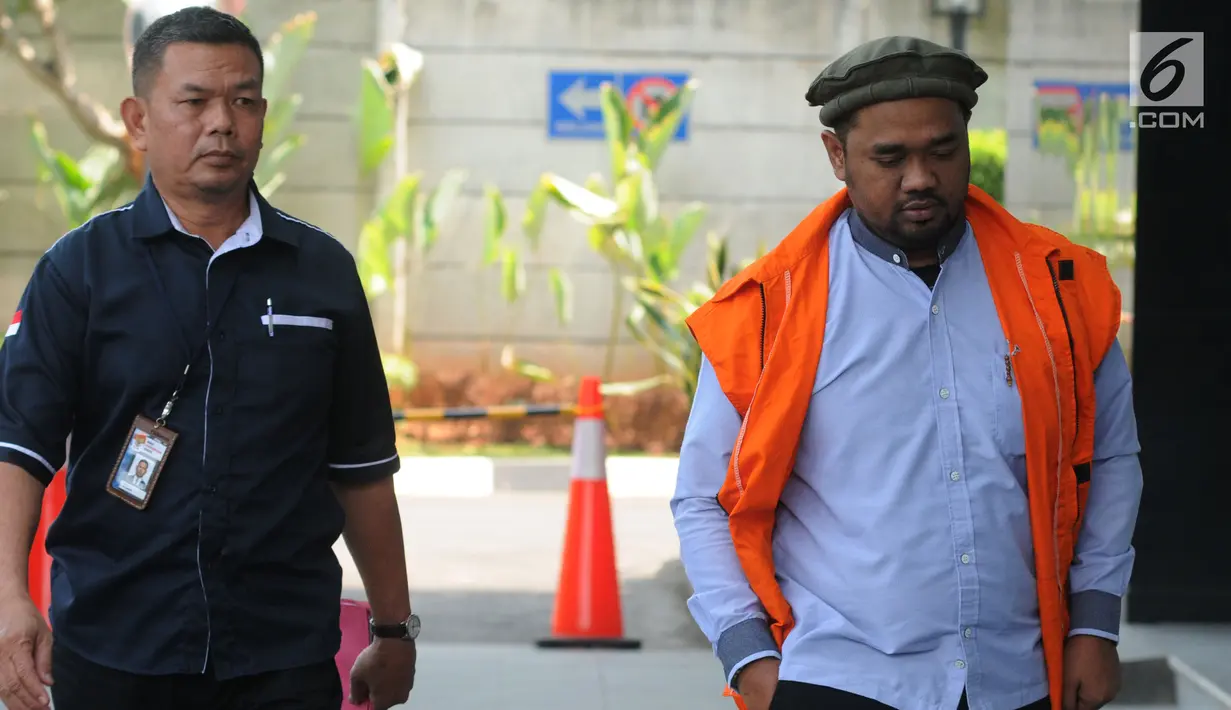 Anggota DPRD Kota Malang Indra Tjahyono (kanan) saat tiba di Gedung KPK, Jakarta, Kamis (4/10). Indra terlihat menggunakan topi tradisional khas Afghanistan atau pakol saat akan menjalani pemeriksaan. (Merdeka.com/Dwi Narwoko)