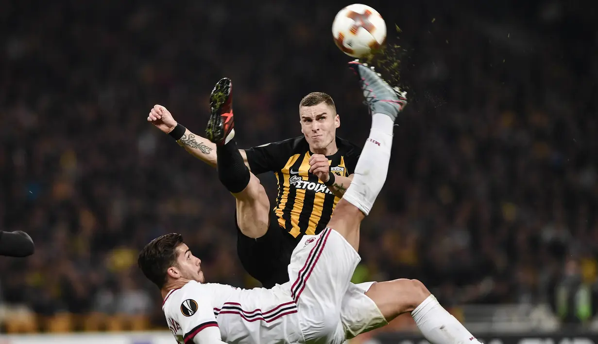 Striker AC Milan, Andre Silva, melakukan tendangan salto saat melawan AEK Athens pada laga Liga Europa di Stadion Olympic, Athens, Kamis (2/11/2017). Kedua klub bermain imbang 0-0. (AFP/Louisa Gouliamaki)