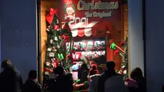 Orang-orang berbelanja menjelang perayaan Natal di Milan, Italia, pada 7 Desember 2020. Italia mencatat 13.720 infeksi baru Covid-19 pada Senin (7/12) dan merupakan penambahan harian terendah sejak 20 Oktober lalu, yang mencapai 10.874 infeksi baru. (Xinhua/Daniele Mascolo)