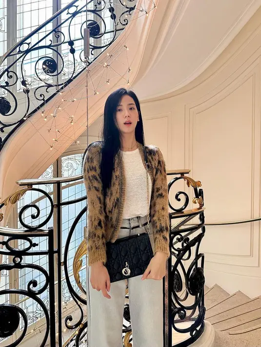 <p>Penampilan Jisoo membuat para penggemar terpana. "Emang boleh secantik ini?" kata salah satu fansnya di kolom komentar Instagram. (Foto: Instagram/ sooyaaa__)</p>
